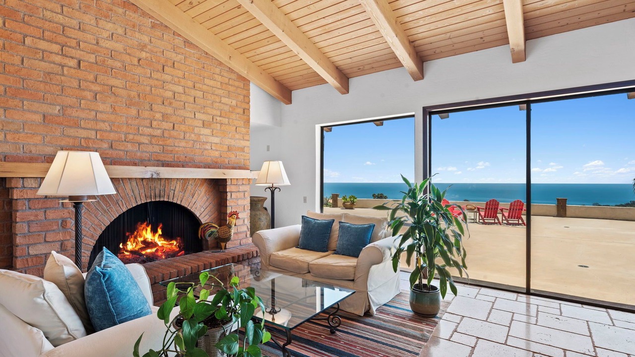 Photo of Livingroom in Central Malibu