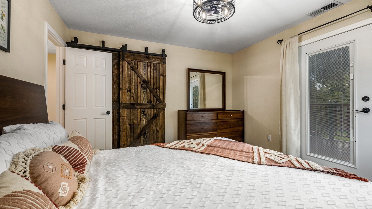 Photo of Bedroom in Pine Valley