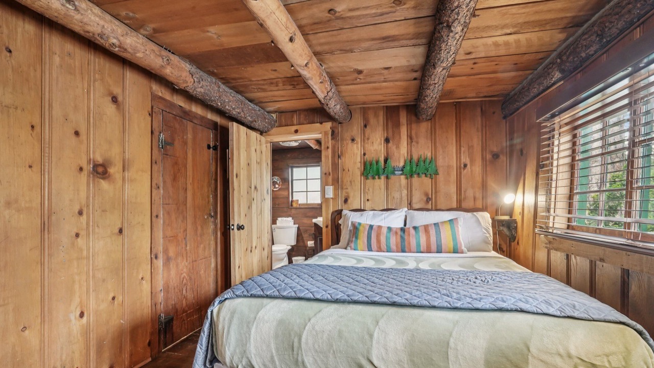 Photo of Bedroom in Idyllwild