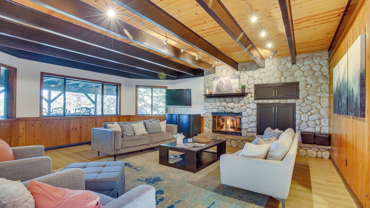 Photo of Livingroom in Lake Arrowhead