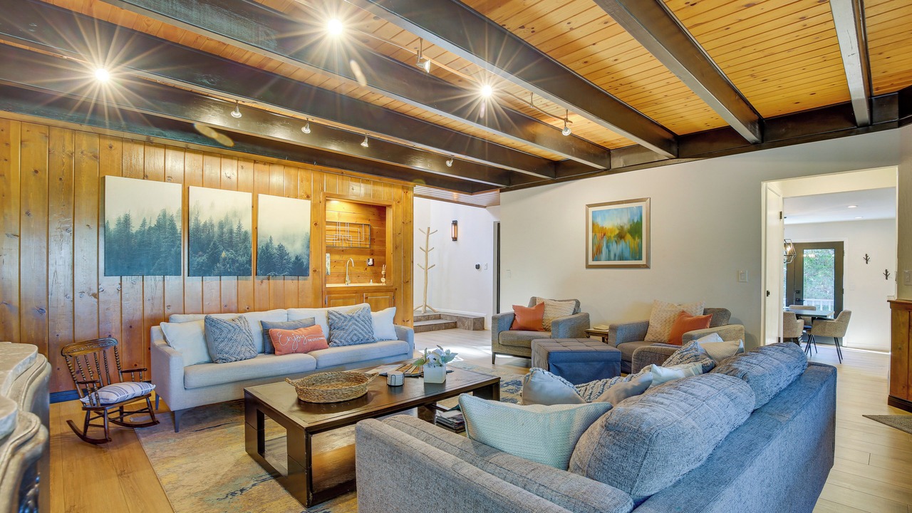Photo of Livingroom in Lake Arrowhead