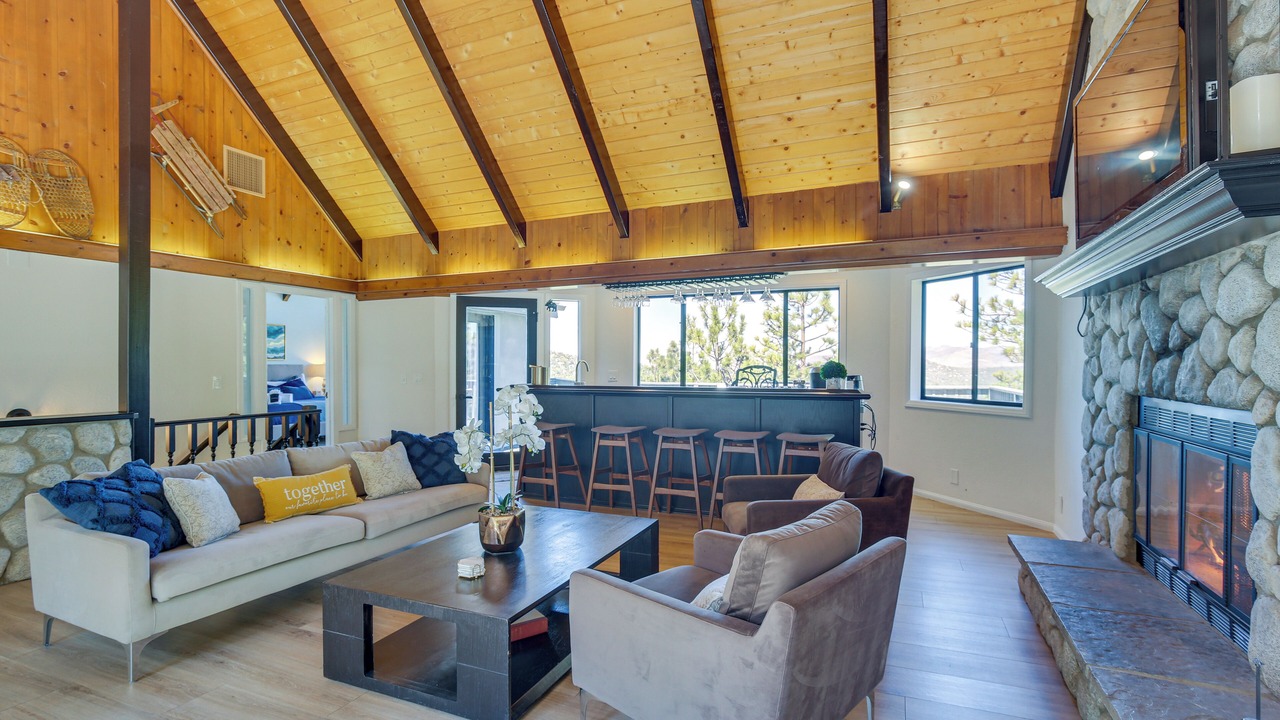 Photo of Livingroom in Lake Arrowhead