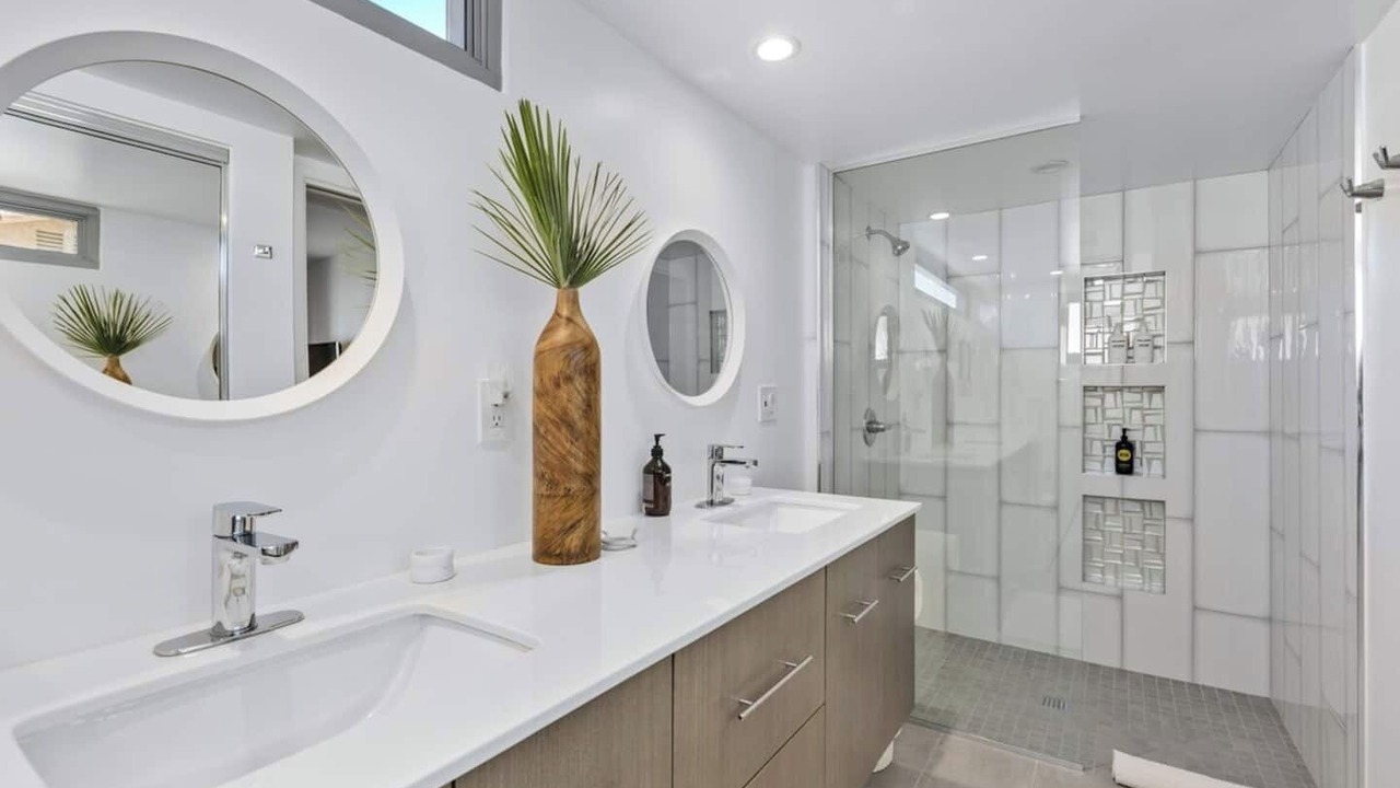 Photo of Bathroom in Racquet Club South