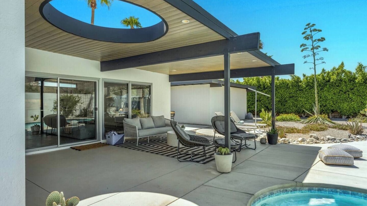 Photo of Patio Balcony in Racquet Club South