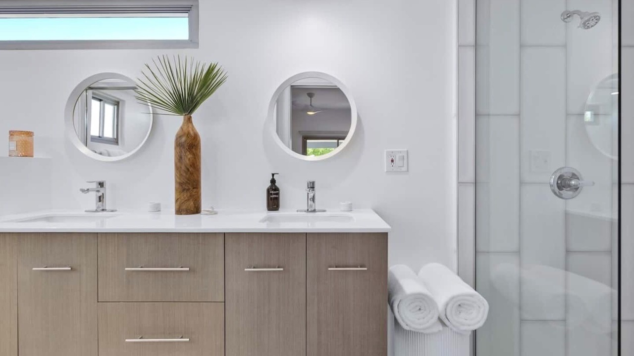 Photo of Bathroom in Racquet Club South