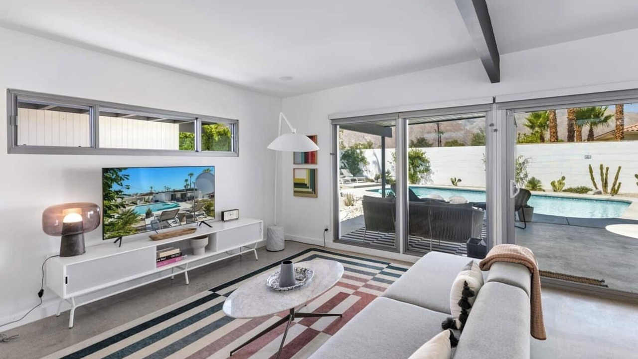 Photo of Livingroom in Racquet Club South