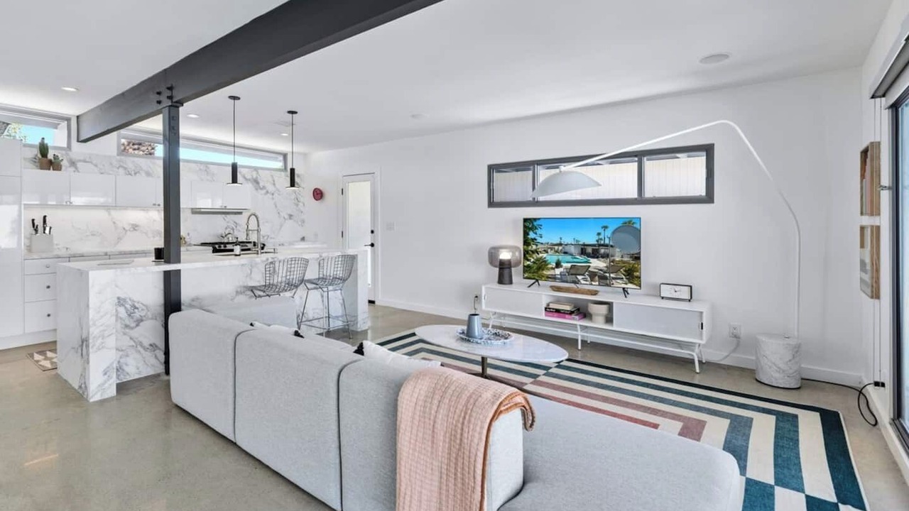 Photo of Livingroom in Racquet Club South