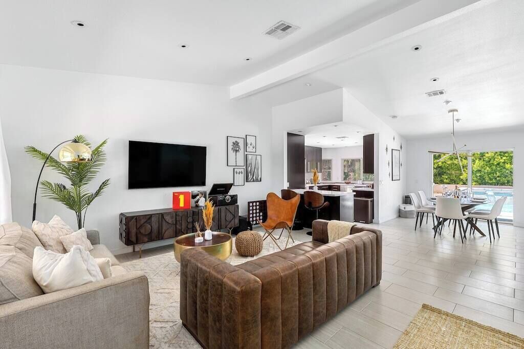 Photo of Livingroom in Racquet Club South
