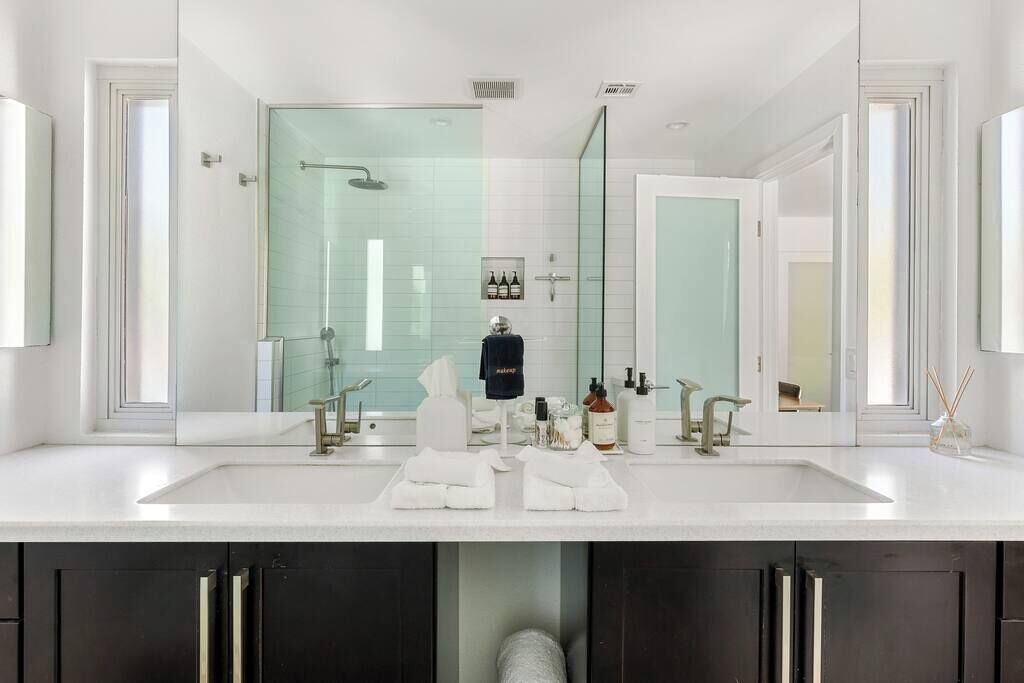 Photo of Bathroom in Racquet Club South
