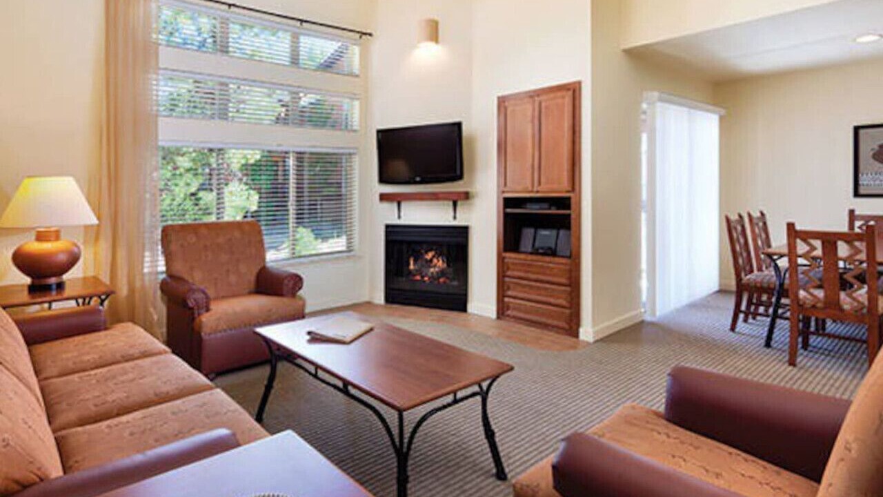 Photo of Livingroom in Round Hill Village