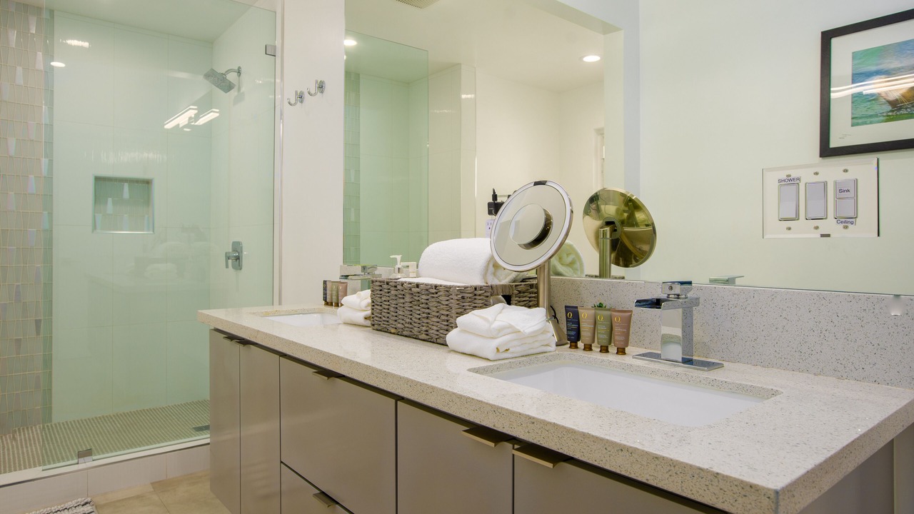 Photo of Bathroom in Racquet Club South