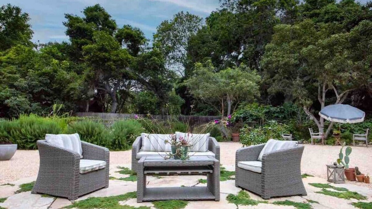 Photo of Patio Balcony in Hedgerow