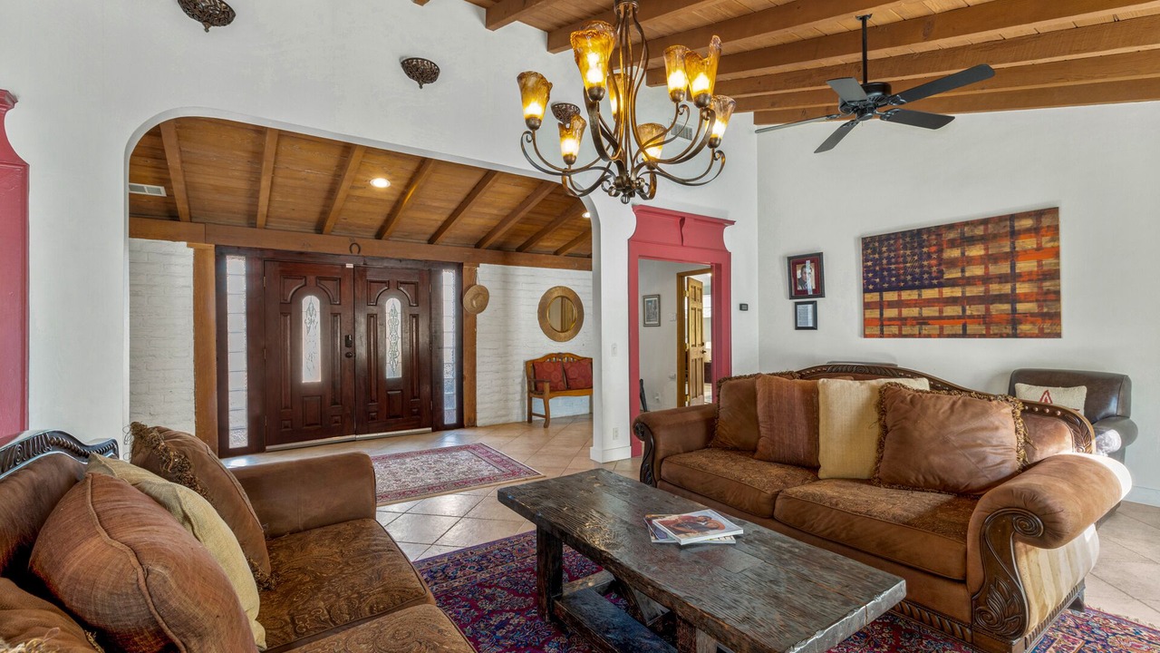 Photo of Livingroom in Racquet Club West