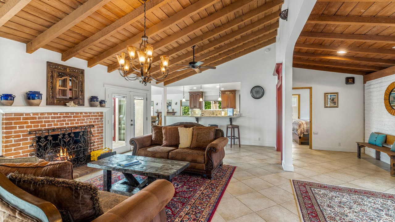Photo of Livingroom in Racquet Club West
