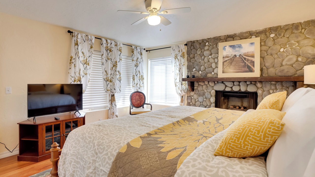 Photo of Bedroom in Crestline