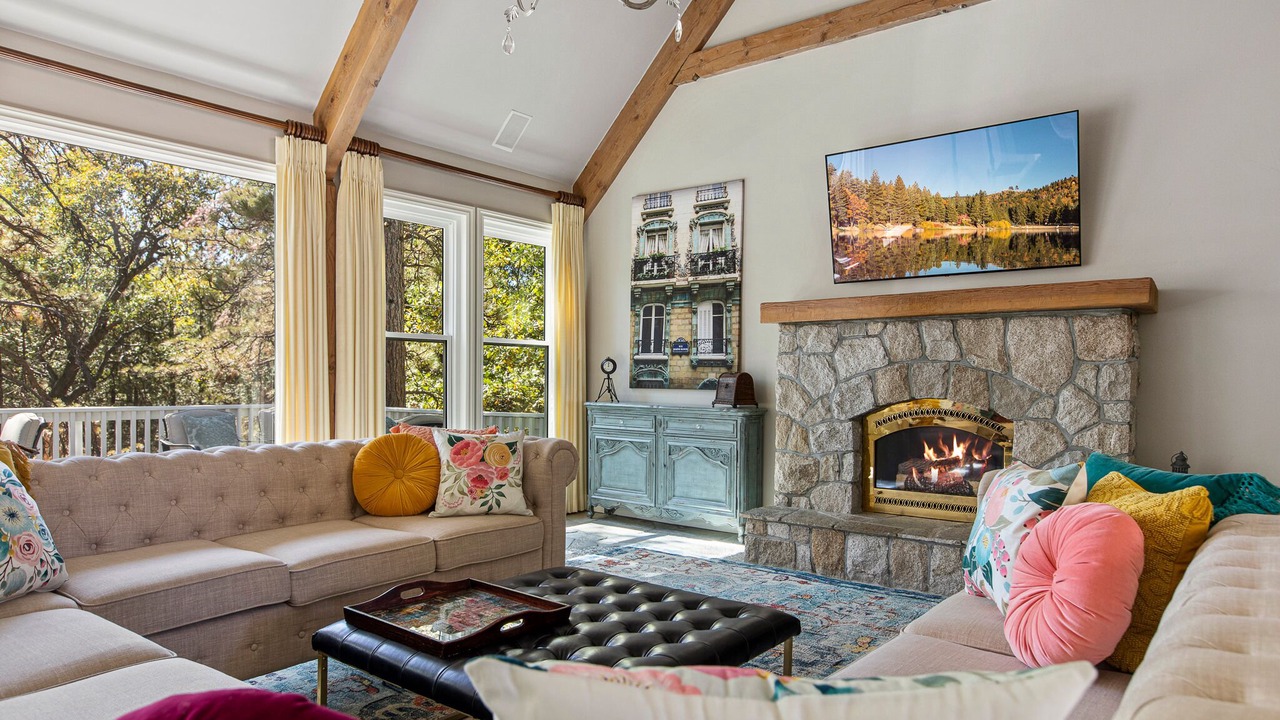 Photo of Livingroom in Lake Arrowhead