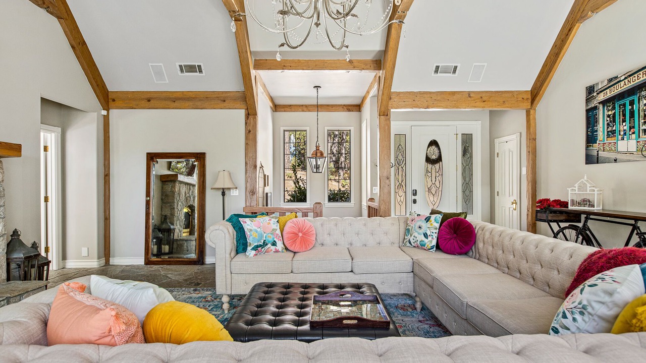 Photo of Livingroom in Lake Arrowhead