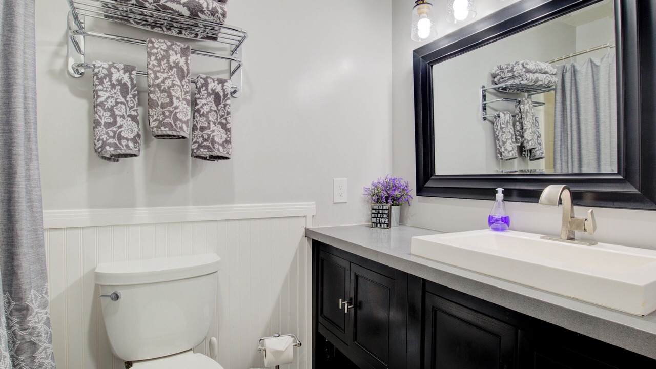 Photo of Bathroom in Racquet Club South