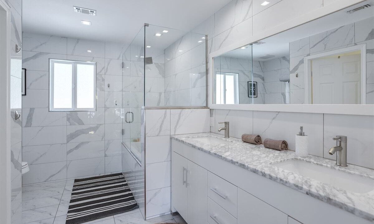 Photo of Bathroom in Racquet Club South