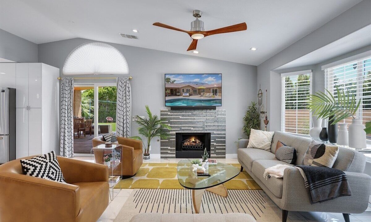 Photo of Livingroom in Racquet Club South