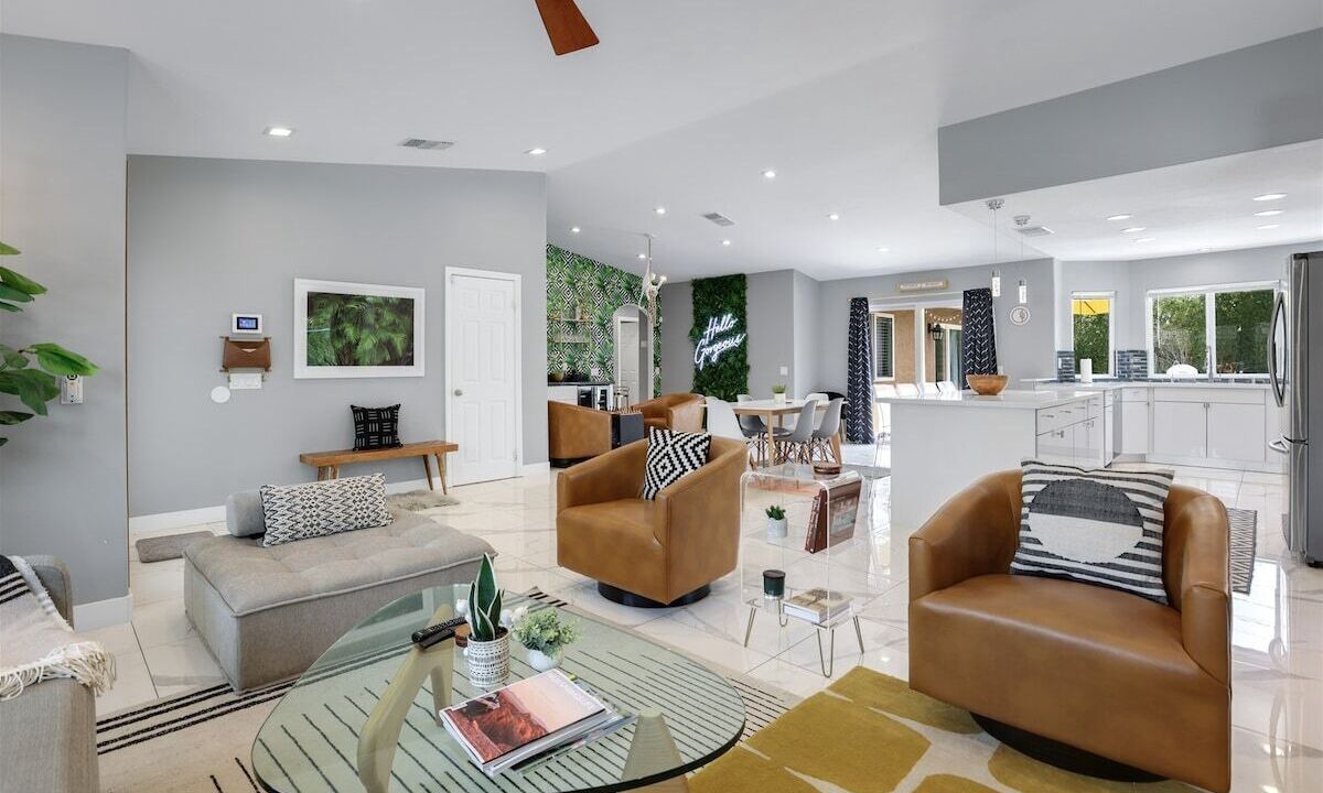 Photo of Livingroom in Racquet Club South