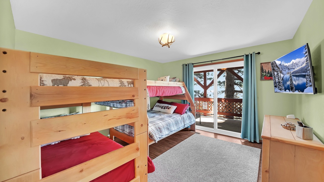 Photo of Bedroom in Running Springs