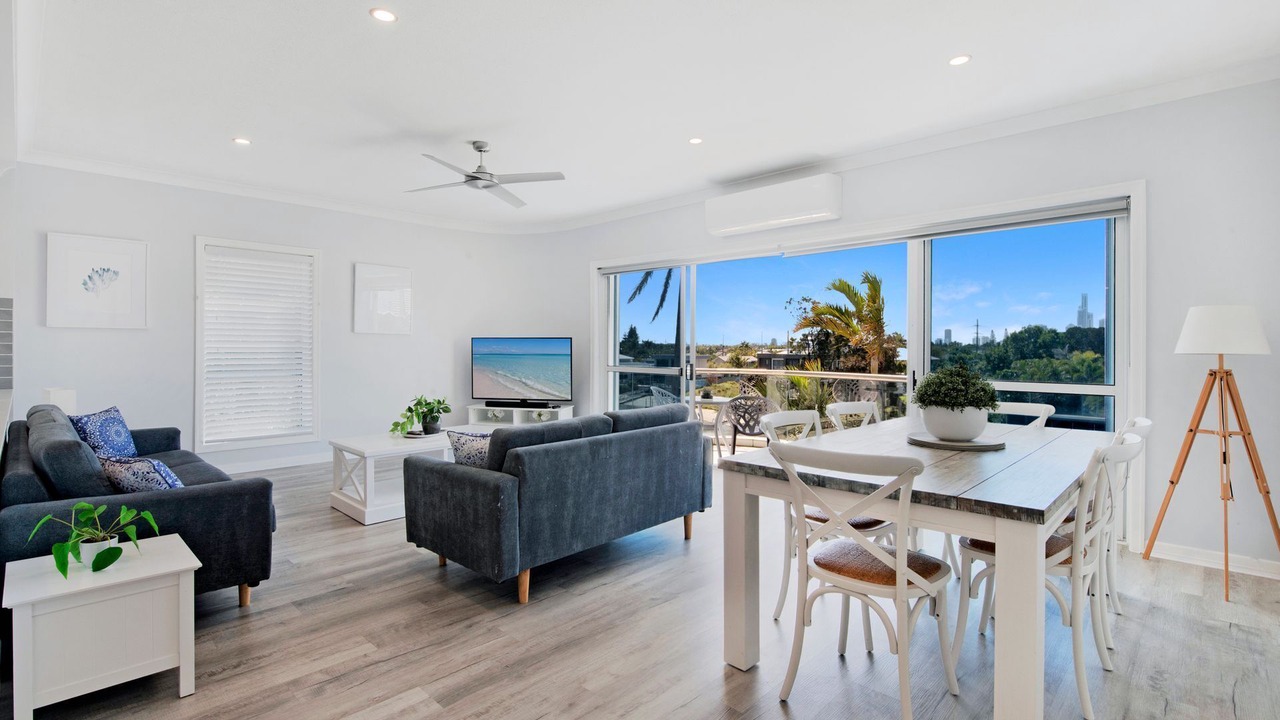 Photo of Livingroom in Broadbeach Waters