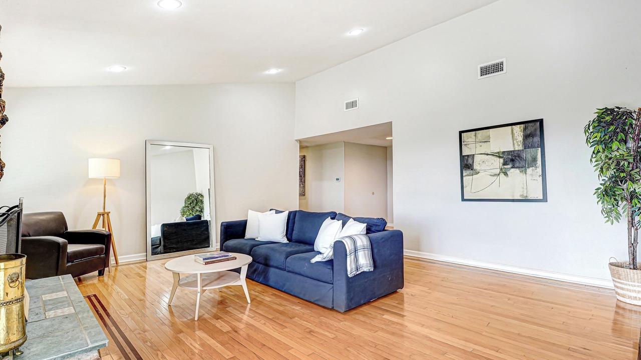 Photo of Livingroom in Woodland Hills