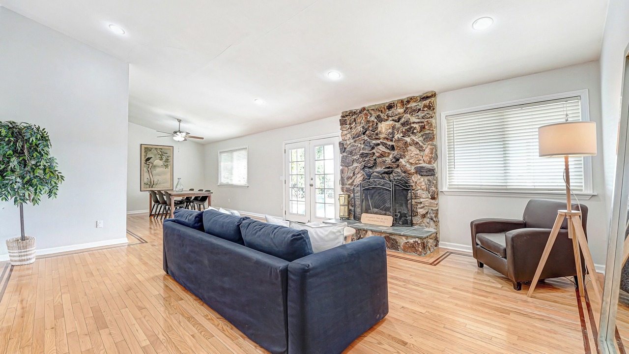Photo of Livingroom in Woodland Hills