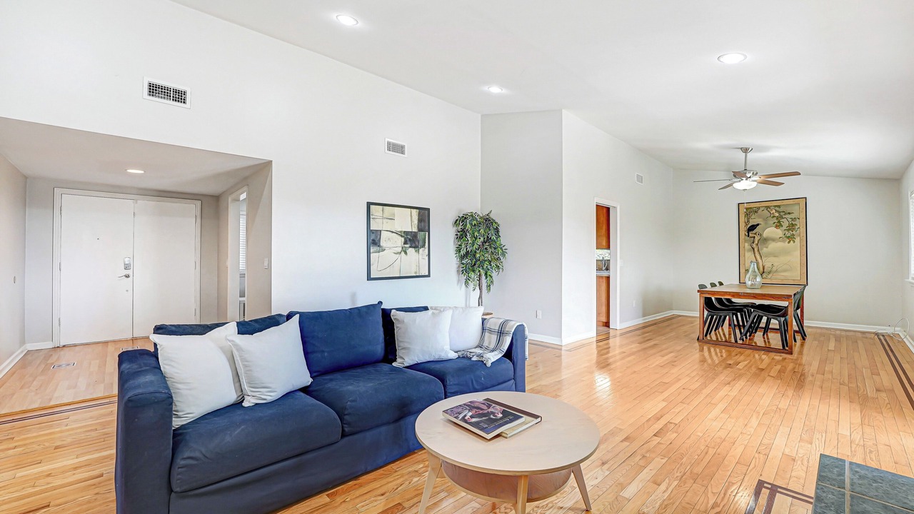 Photo of Livingroom in Woodland Hills