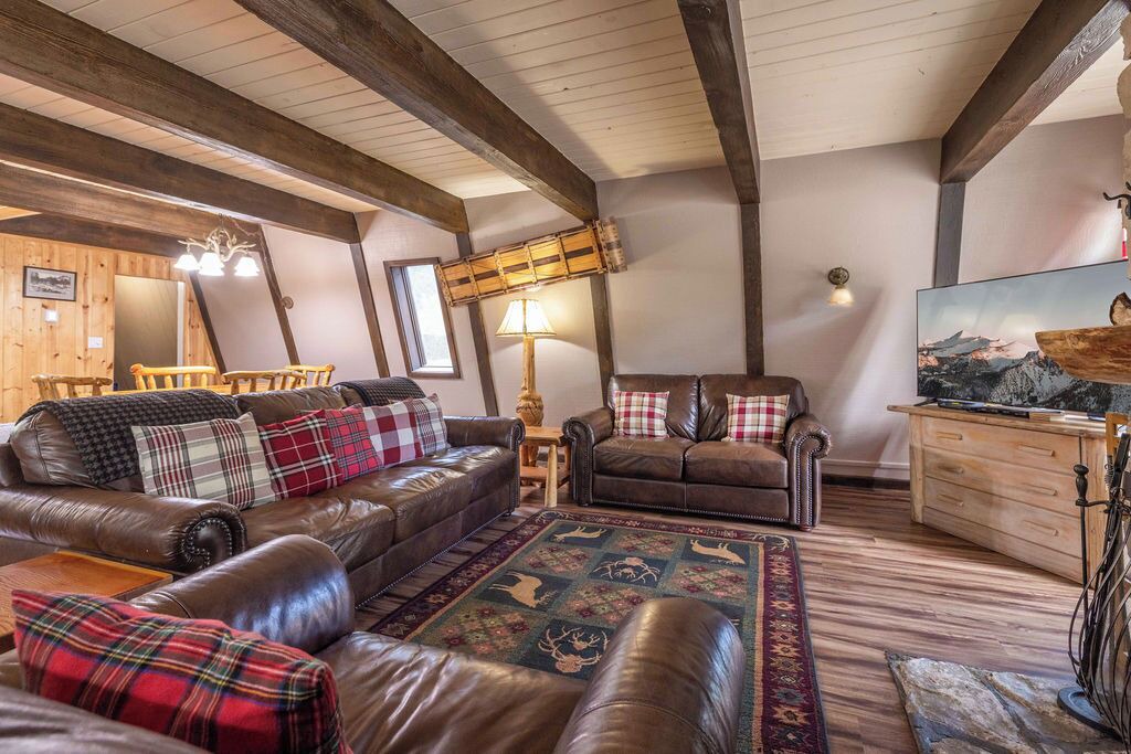 Photo of Livingroom in Summit Estates