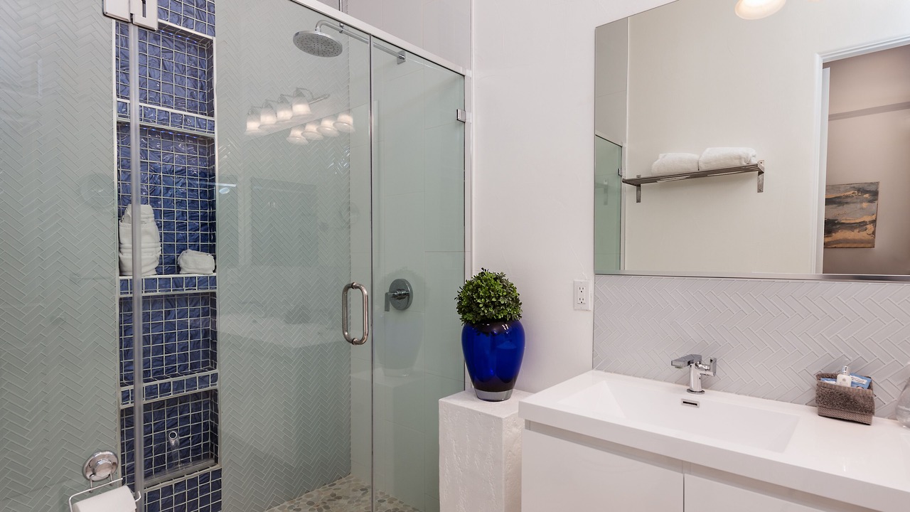 Photo of Bathroom in Racquet Club South
