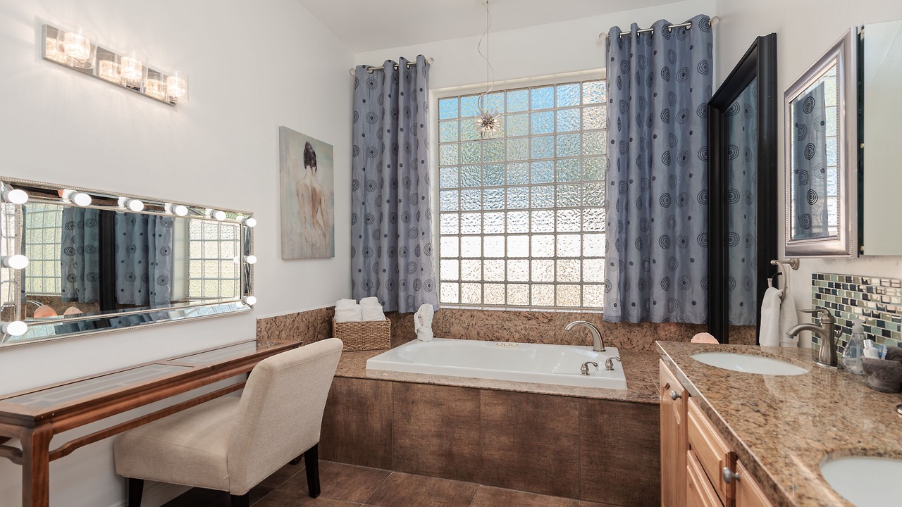 Photo of Bathroom in Racquet Club South