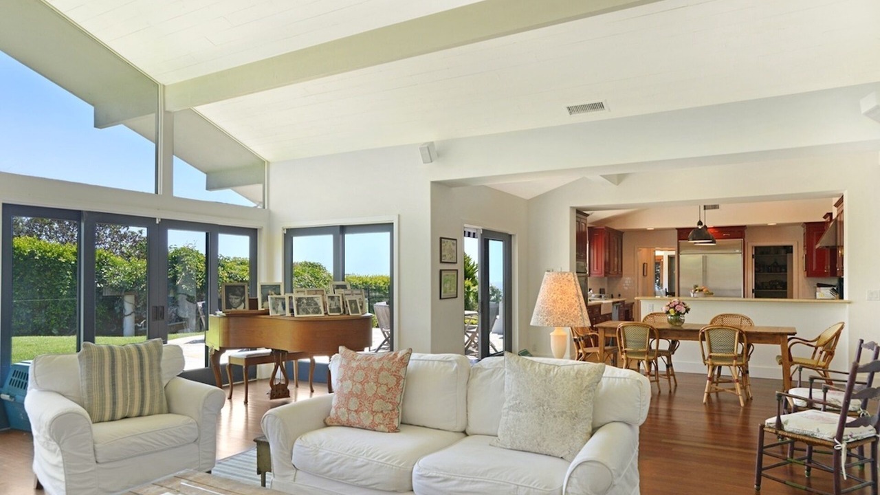 Photo of Livingroom in Central Malibu