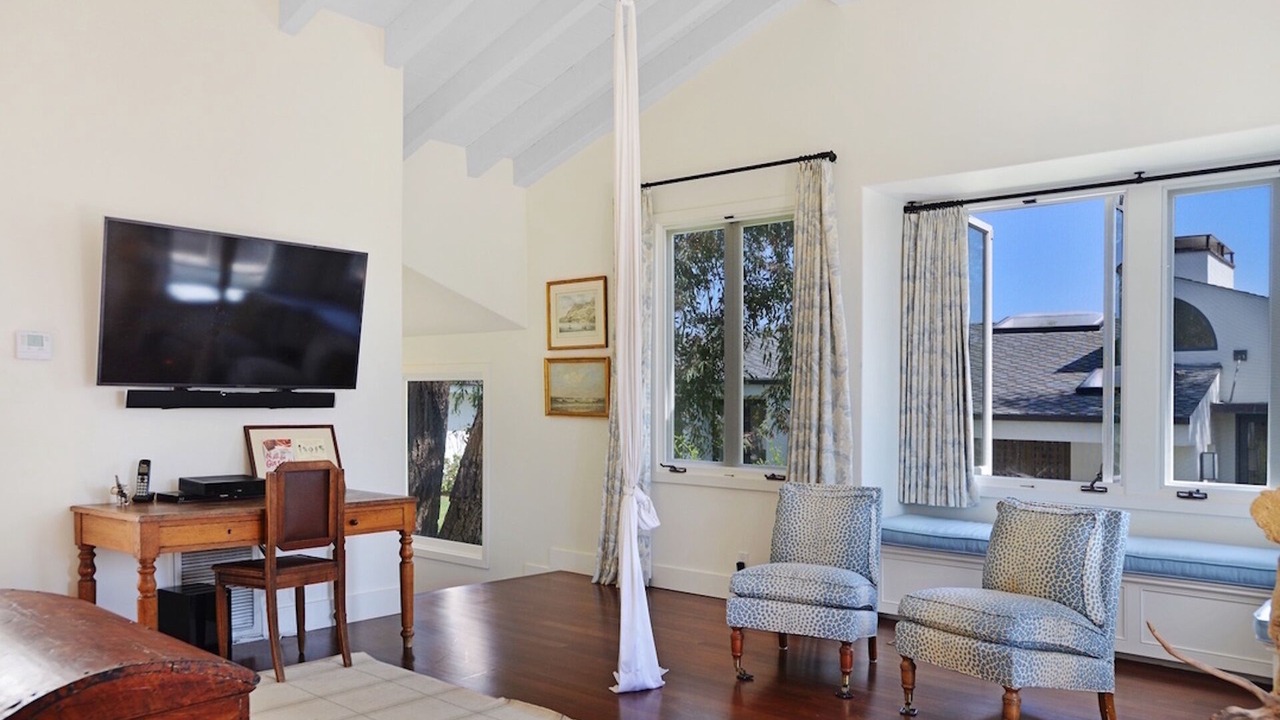 Photo of Livingroom in Central Malibu