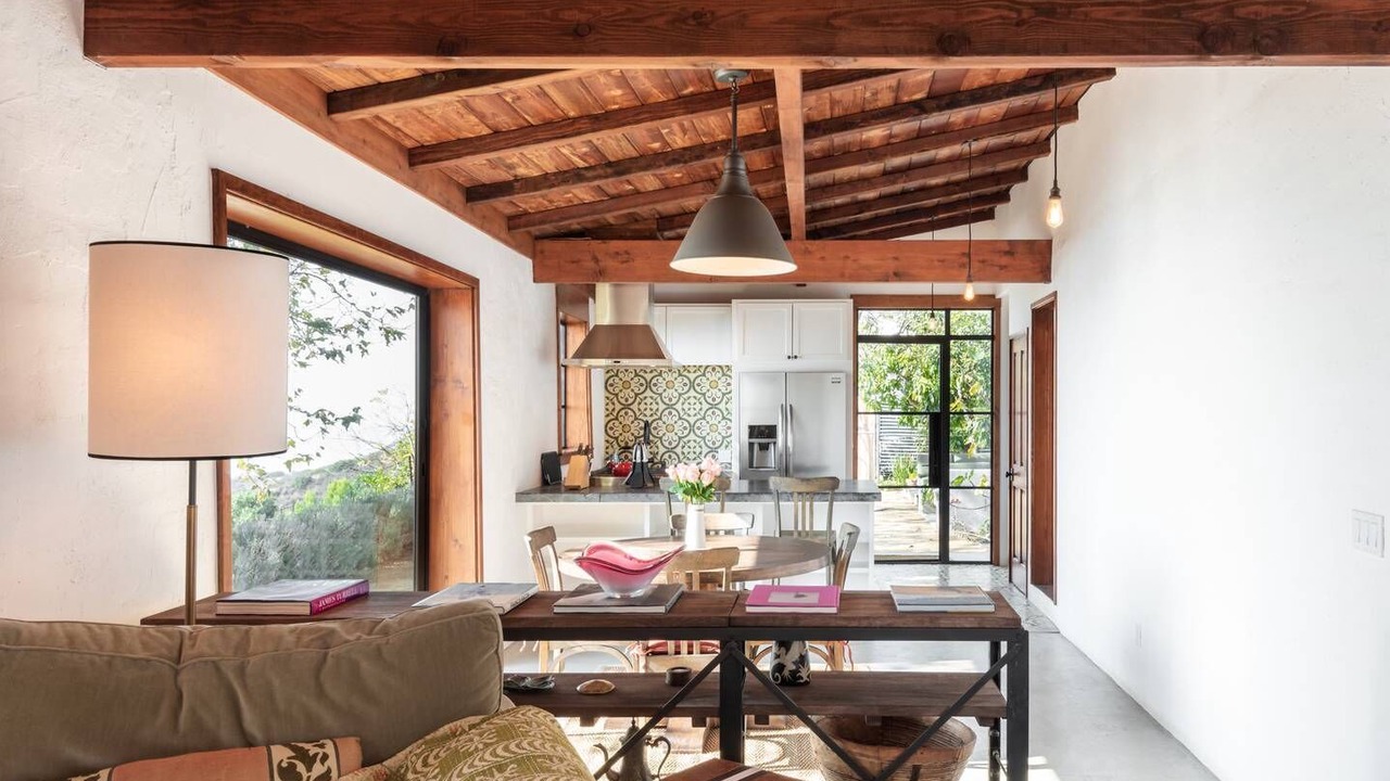 Photo of Livingroom in Eastern Malibu