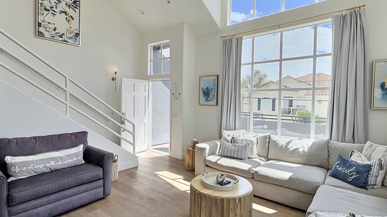Photo of Livingroom in Downtown