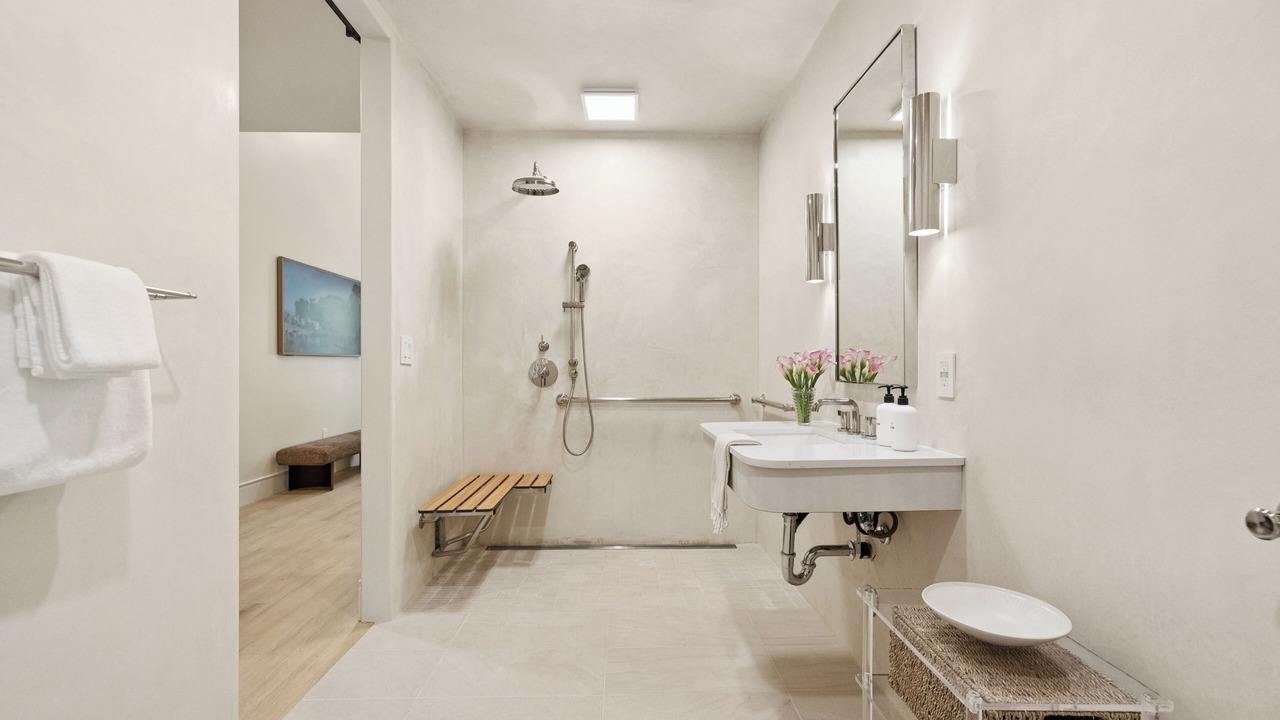 Photo of Bathroom in Oak Park