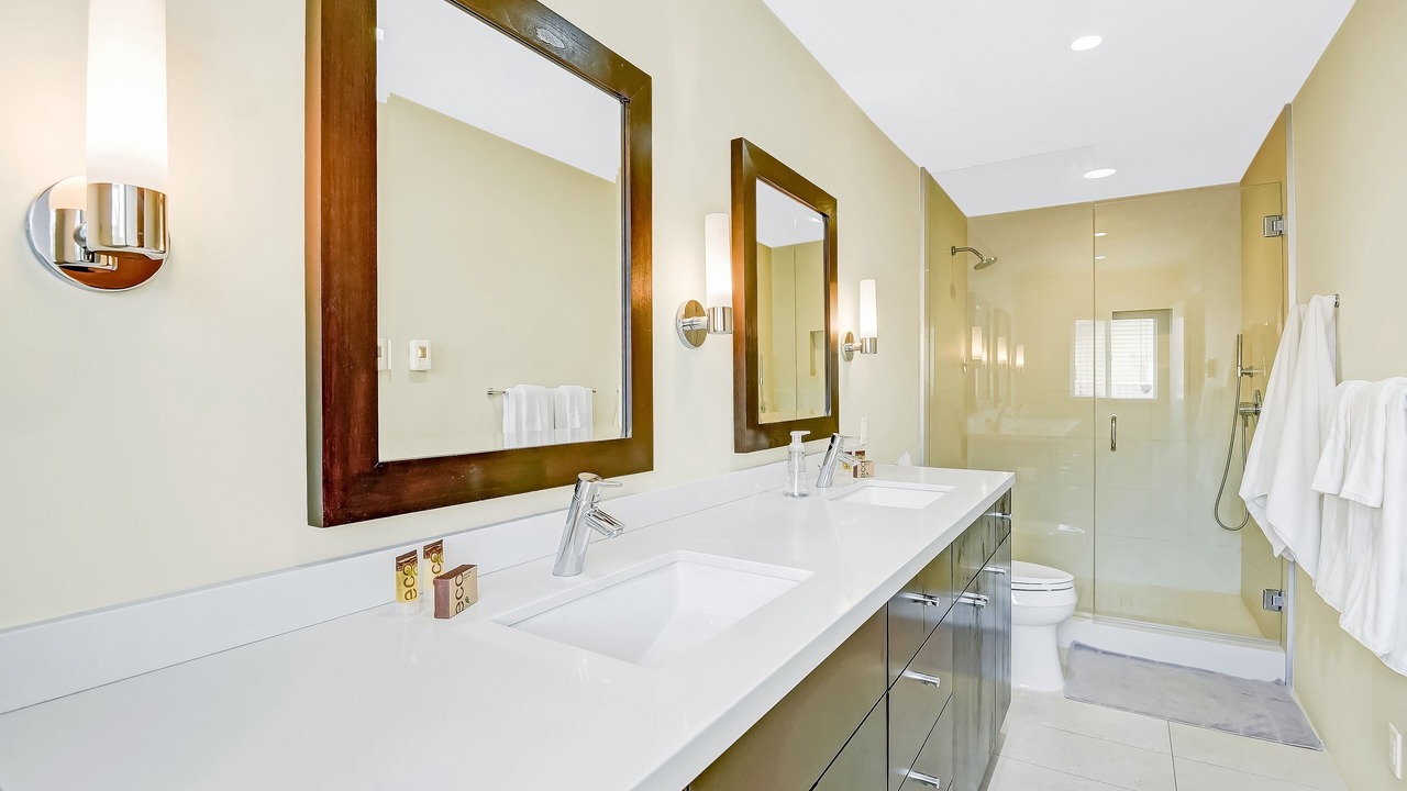 Photo of Bathroom in Racquet Club South