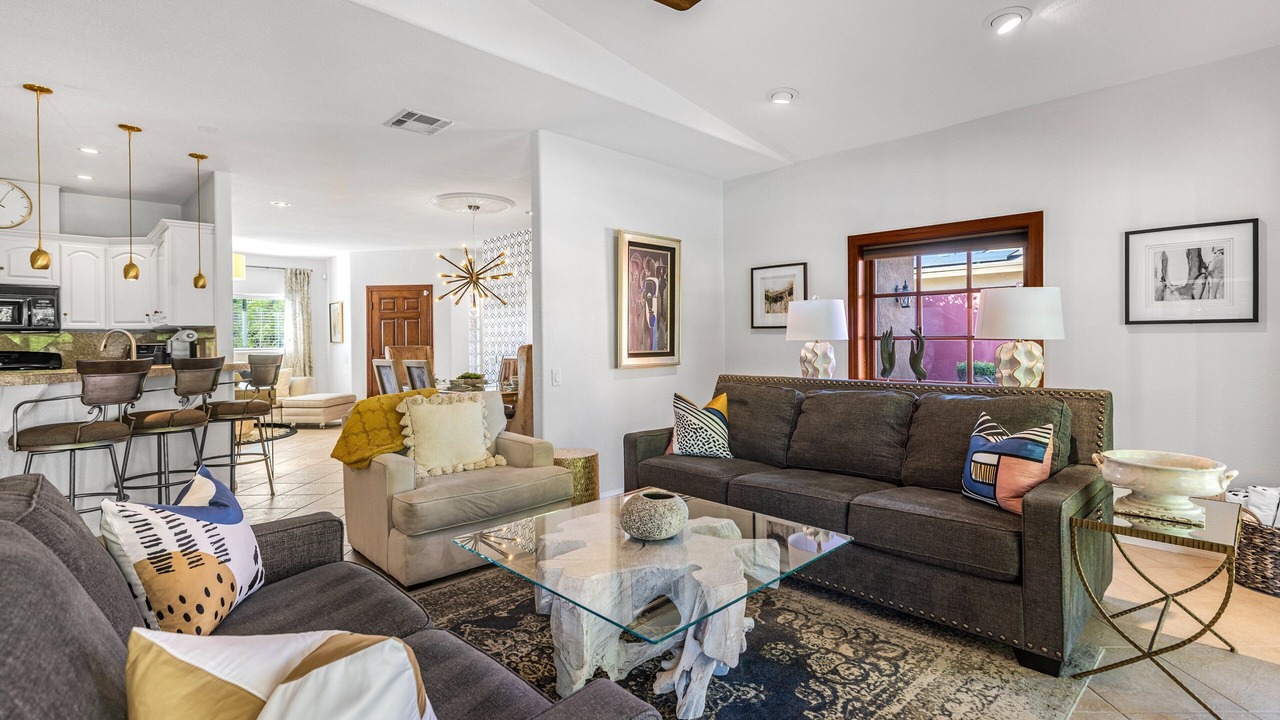 Photo of Livingroom in Racquet Club West