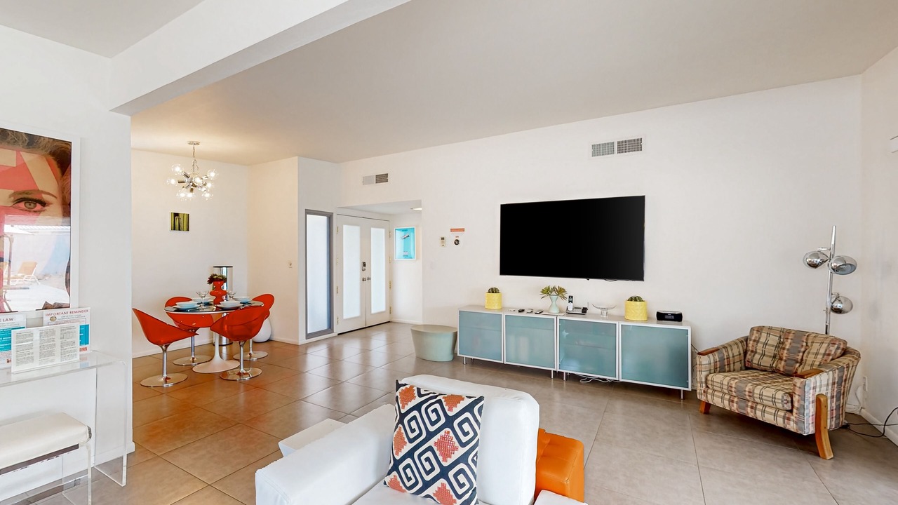 Photo of Livingroom in Racquet Club South