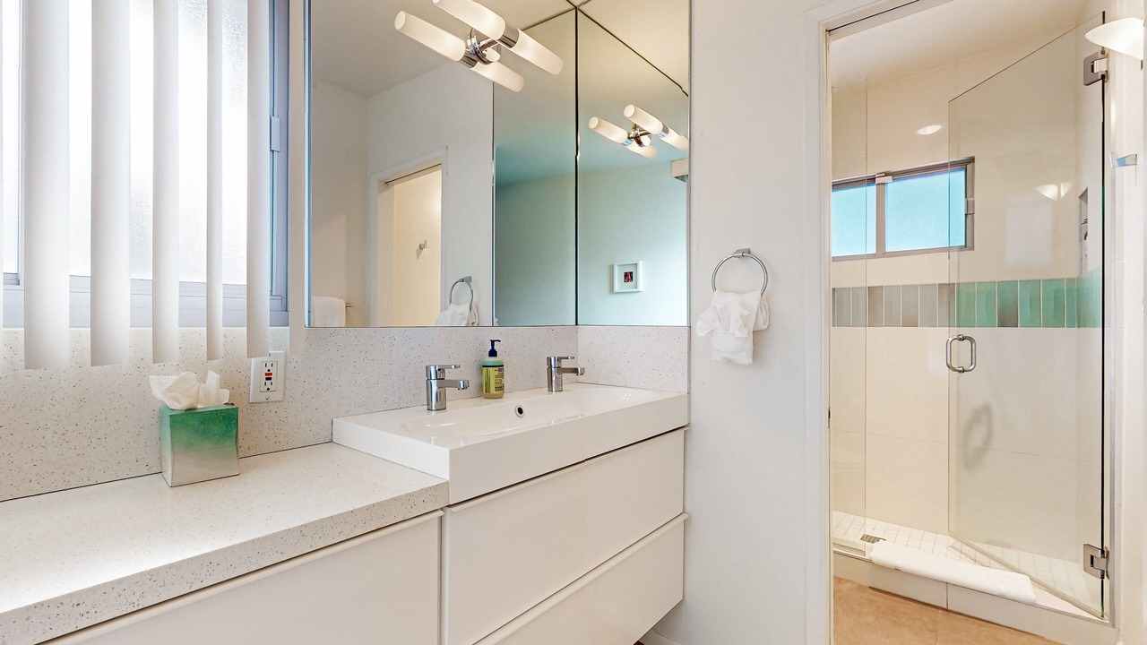 Photo of Bathroom in Racquet Club South