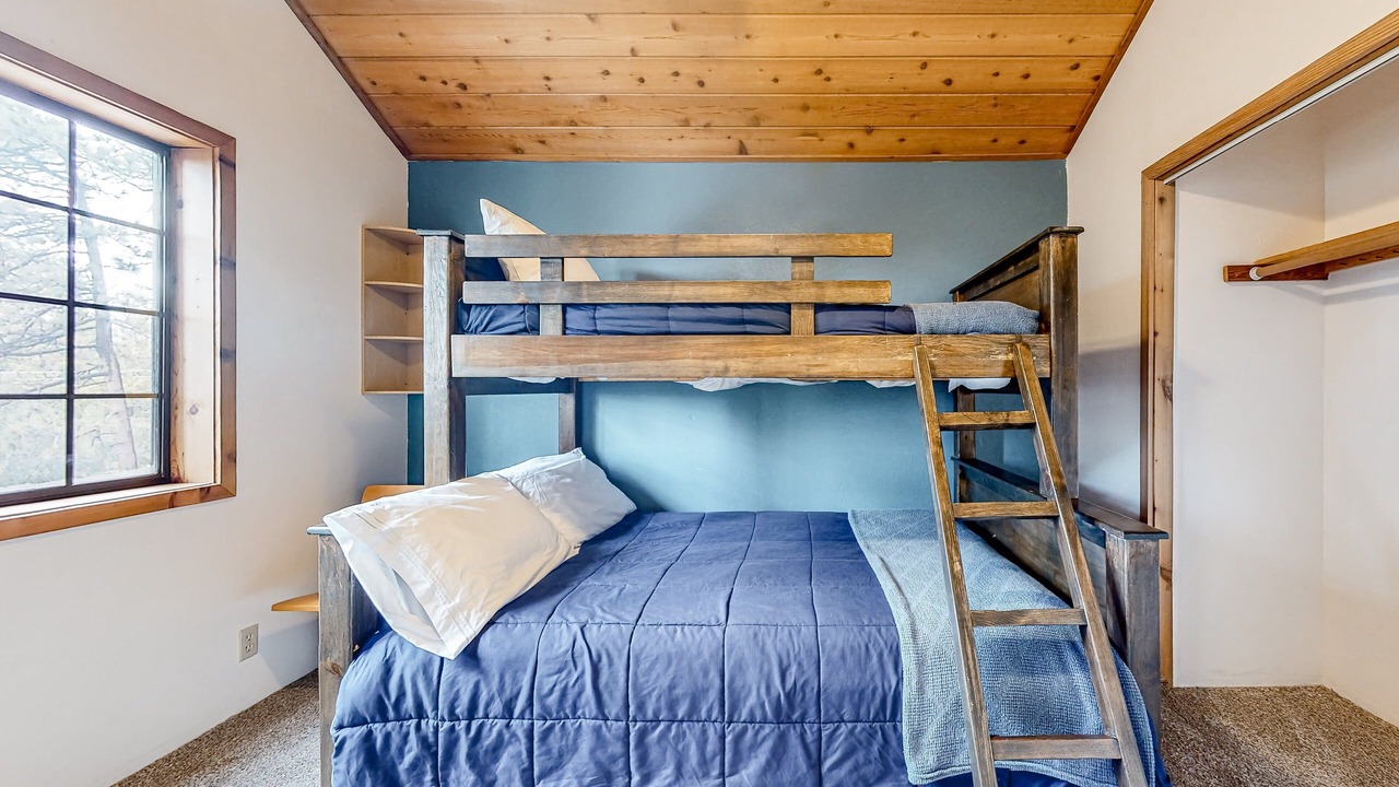 Photo of Bedroom in Idyllwild