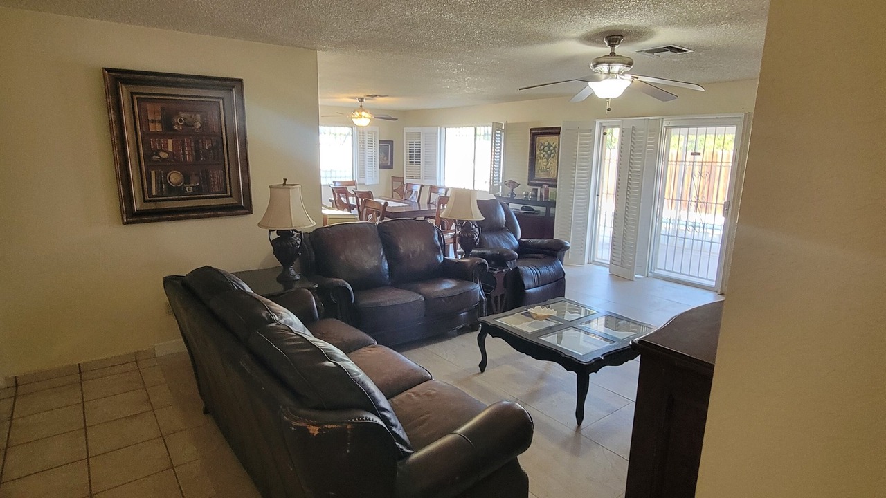 Photo of Livingroom in Racquet Club South