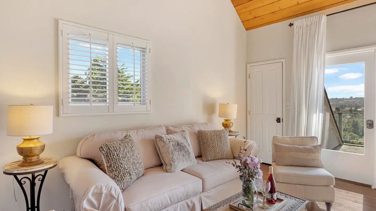 Photo of Livingroom in Eastern Malibu
