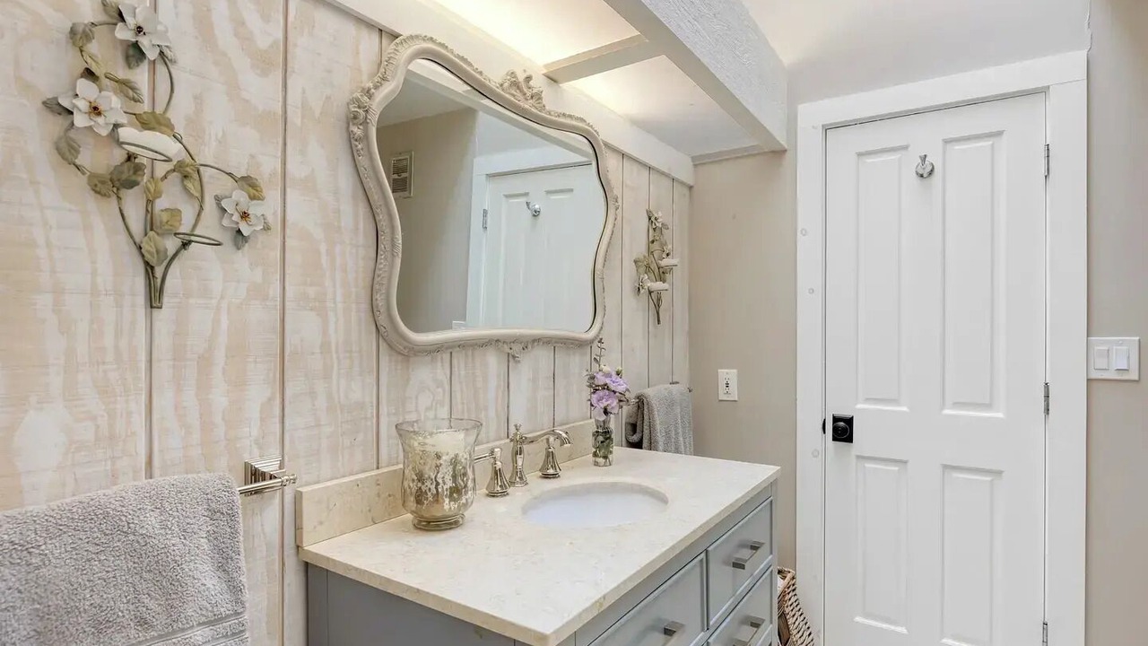 Photo of Bathroom in Eastern Malibu