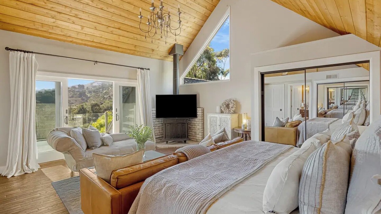 Photo of Bedroom in Eastern Malibu