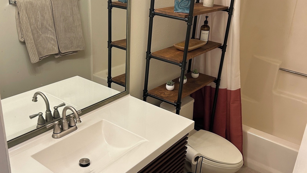 Photo of Bathroom in Raisin