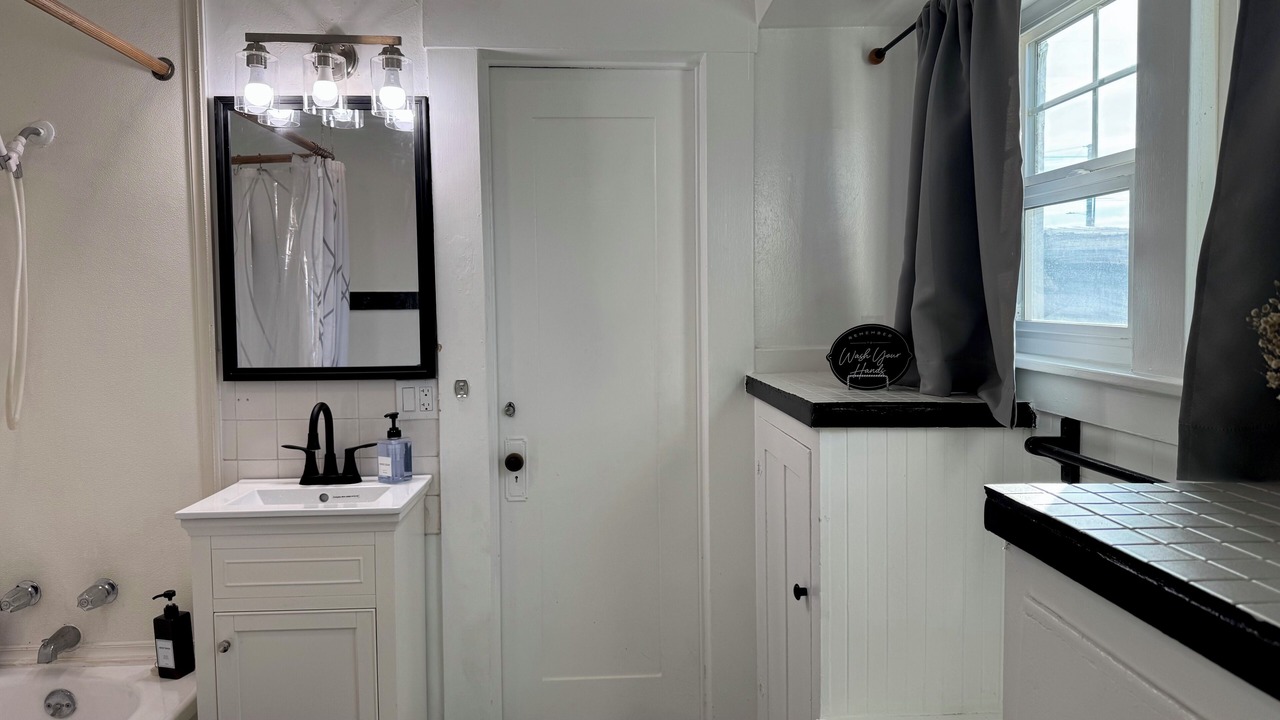 Photo of Bathroom in Hanford