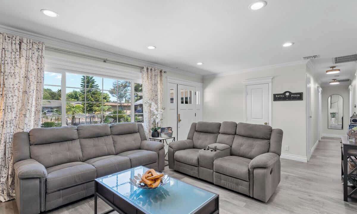 Photo of Livingroom in Westmont